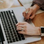 Personne comparant deux outils de formulaire en ligne sur son ordinateur