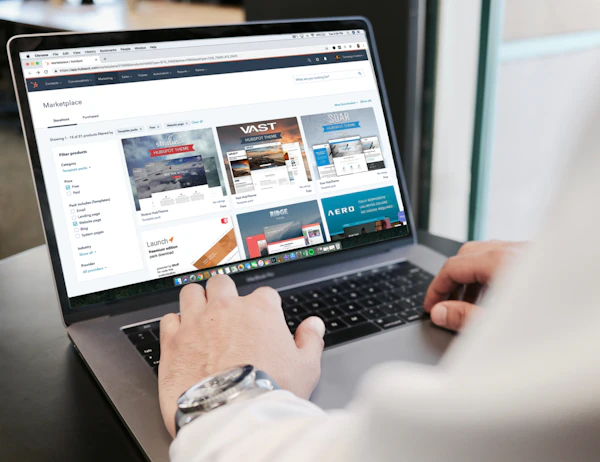 Taux de conversion moyen d&rsquo;un formulaire B2B : benchmarks 2026
