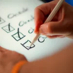 Checklist cochée sur tablette : audit d'un formulaire trop long, champ par champ