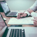 Formulaire de génération de leads B2B : équipe qui prépare ses questions de qualification sur papier et ordinateur