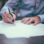 Formulaire RGPD consentement : signature manuscrite d’un accord, illustration Blastform