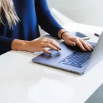 見込み客がリードマグネットを入手するために、パソコンでBlastformのフォームに記入する。これはリードマグネットのアイデアを示す例である。