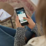 Prospect répondant sur smartphone à un quiz de génération de leads créé avec Blastform